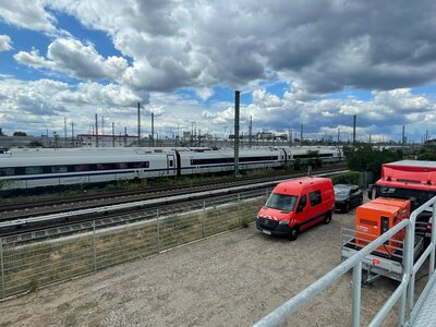 Baustelle Gleisliner Sanierung in Berlin mit Fahrzeugen Canal Control Rohrsanierung