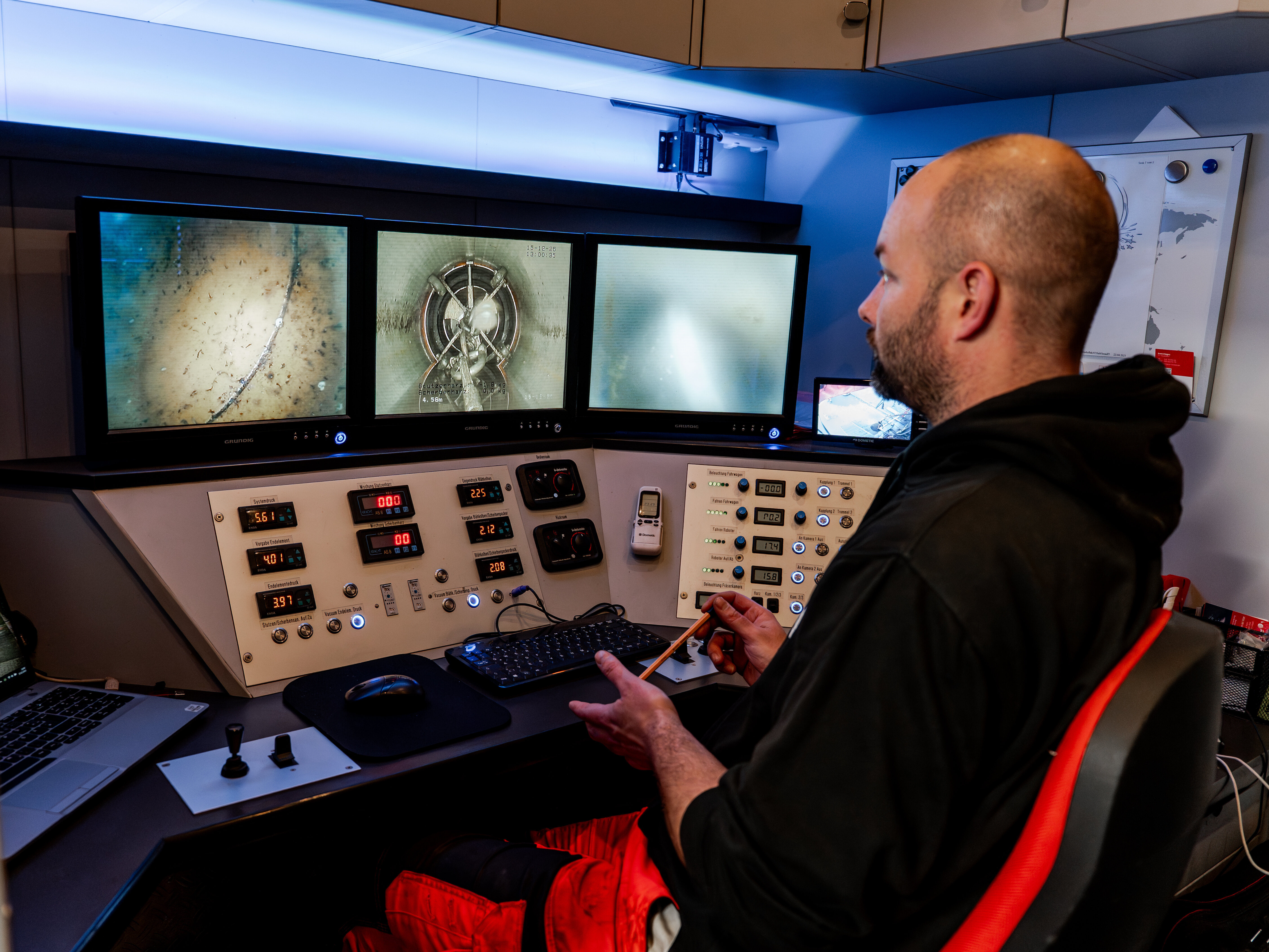 Sanierungsmitarbeiter am Monitor im Fahrzeug