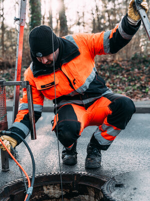 Rohrsanierer am offenen Schacht