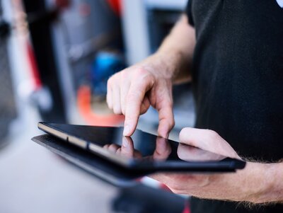Canasl Control Rohrsanierung Mitarbeiter mit Tablet zur Kanalinspektion