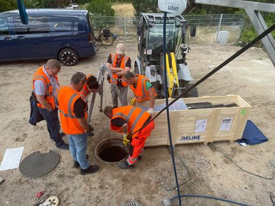 Canal Control Rohrsanierung Baustelle in Berlin zur Gleisliner Sanierung mit Mitarbeitenden und GFK Liner