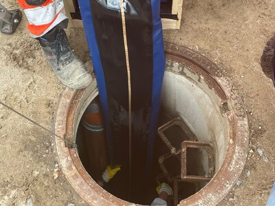 Baustelle Gleislinersanierung mit Ansicht des GFK Liners Canal Control Rohrsanierung