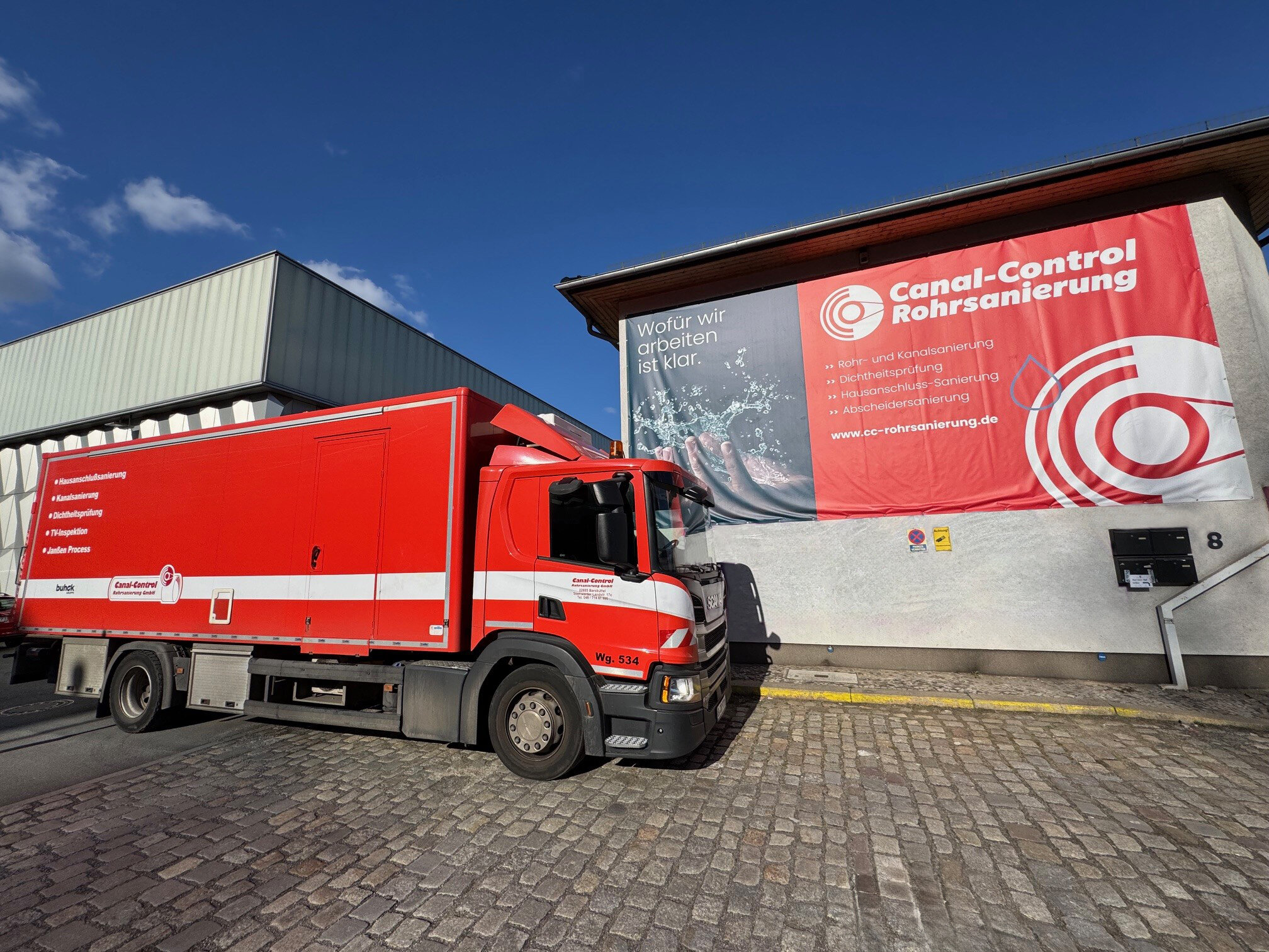 Bürogebäude und LKW Canal-Control Rohrsanierung in Berlin