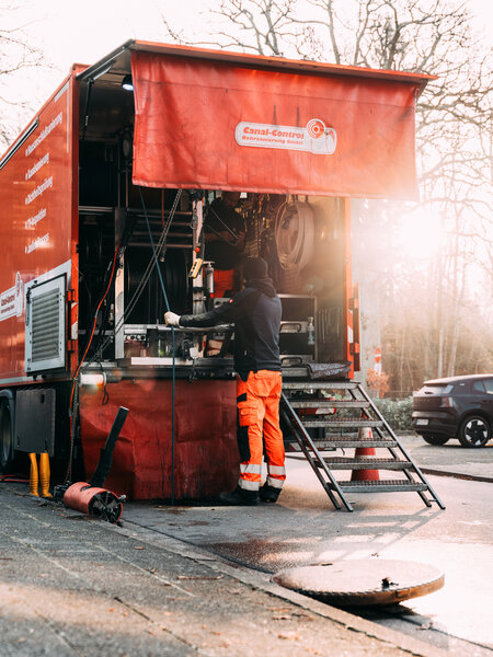 Canal Control Rohrsanierung Fahrzeug mit Mitarbeiter von hinten