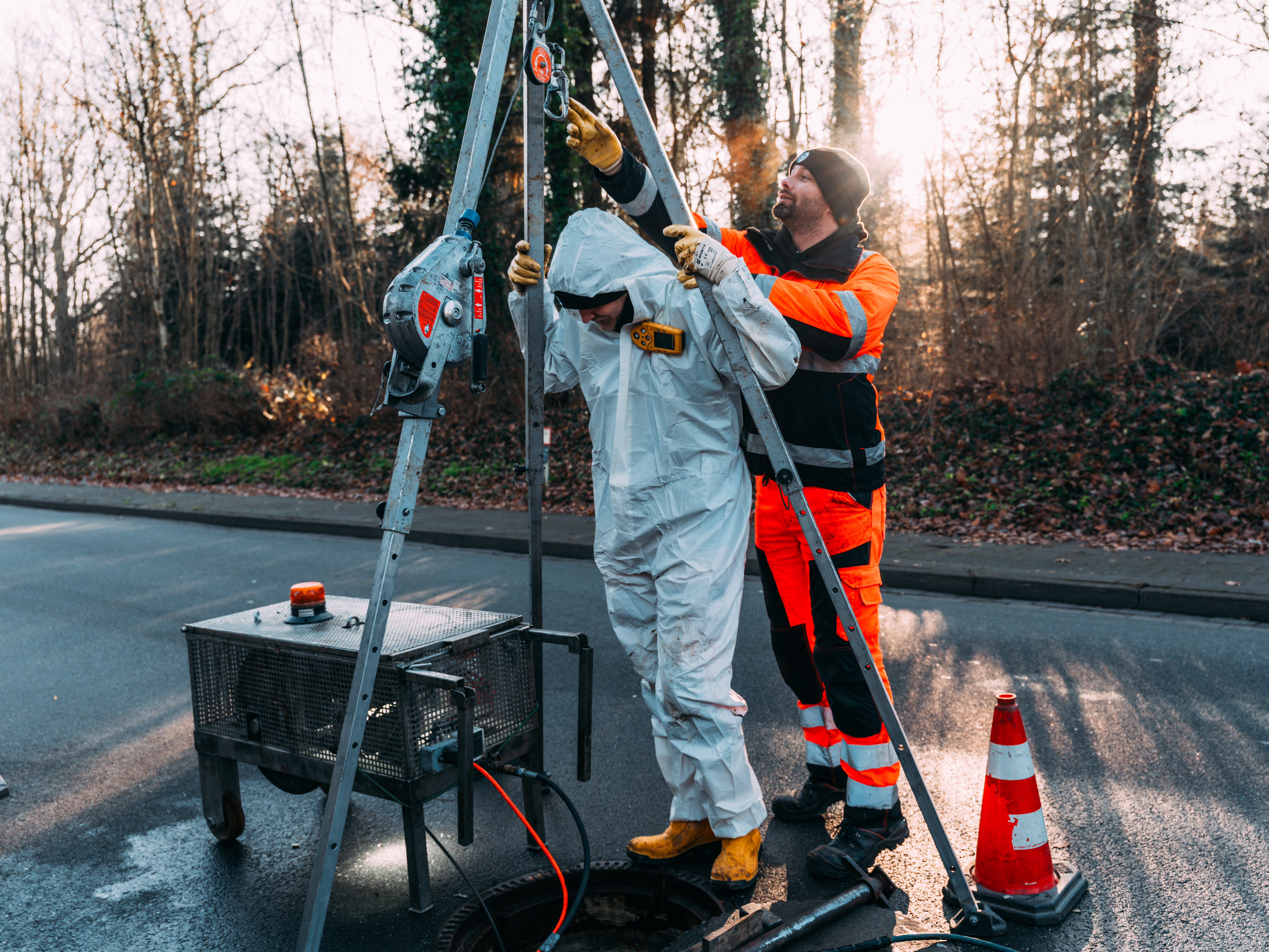 Mitarbeiter beim Kanaleinstieg zur Sanierungsvorbereitung
