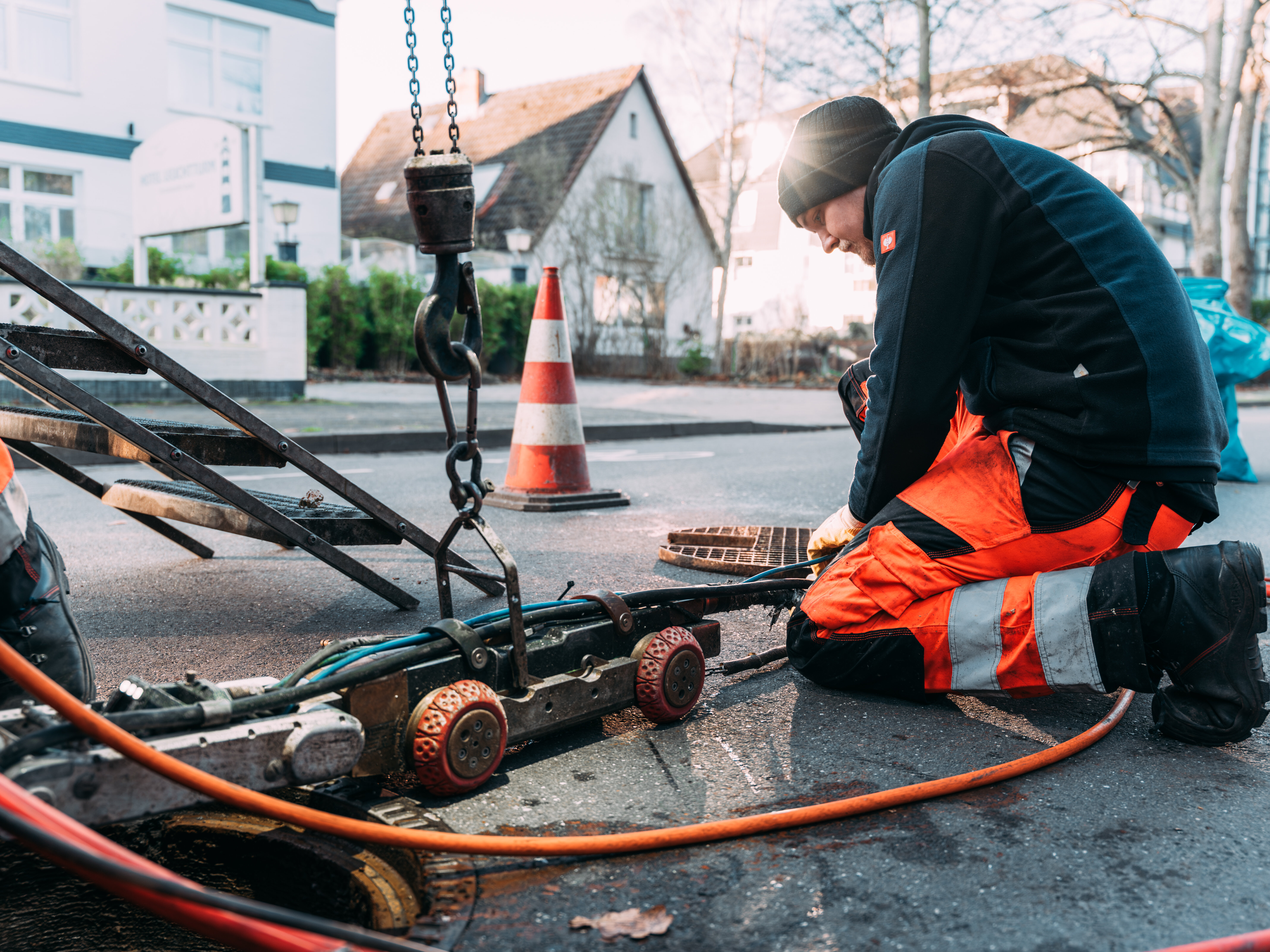 Sanierungsmitarbeiter bei Vorbereitungen auf der Baustelle