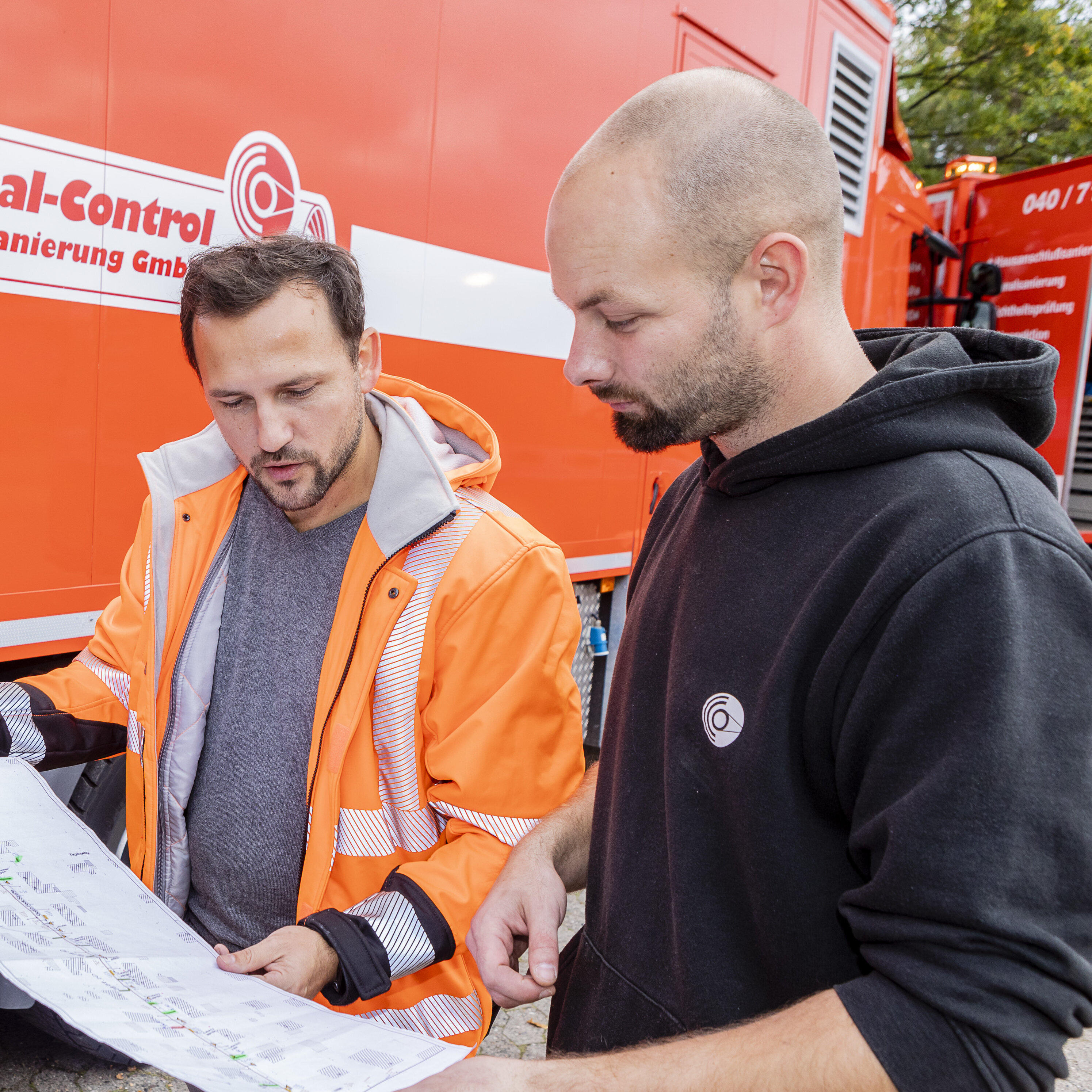 Bauleiter auf der Baustelle mit Plan Canal Control Rohrsanierung