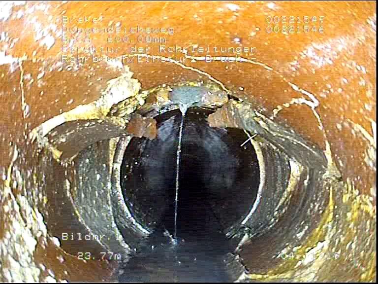 defekte Rohrinnenansicht mit Rissen und Scherben vor der Sanierungsmaßnahme