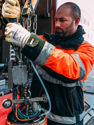 Sanierungsmitarbeiter Canal Control Rohrsanierung bei der Arbeit