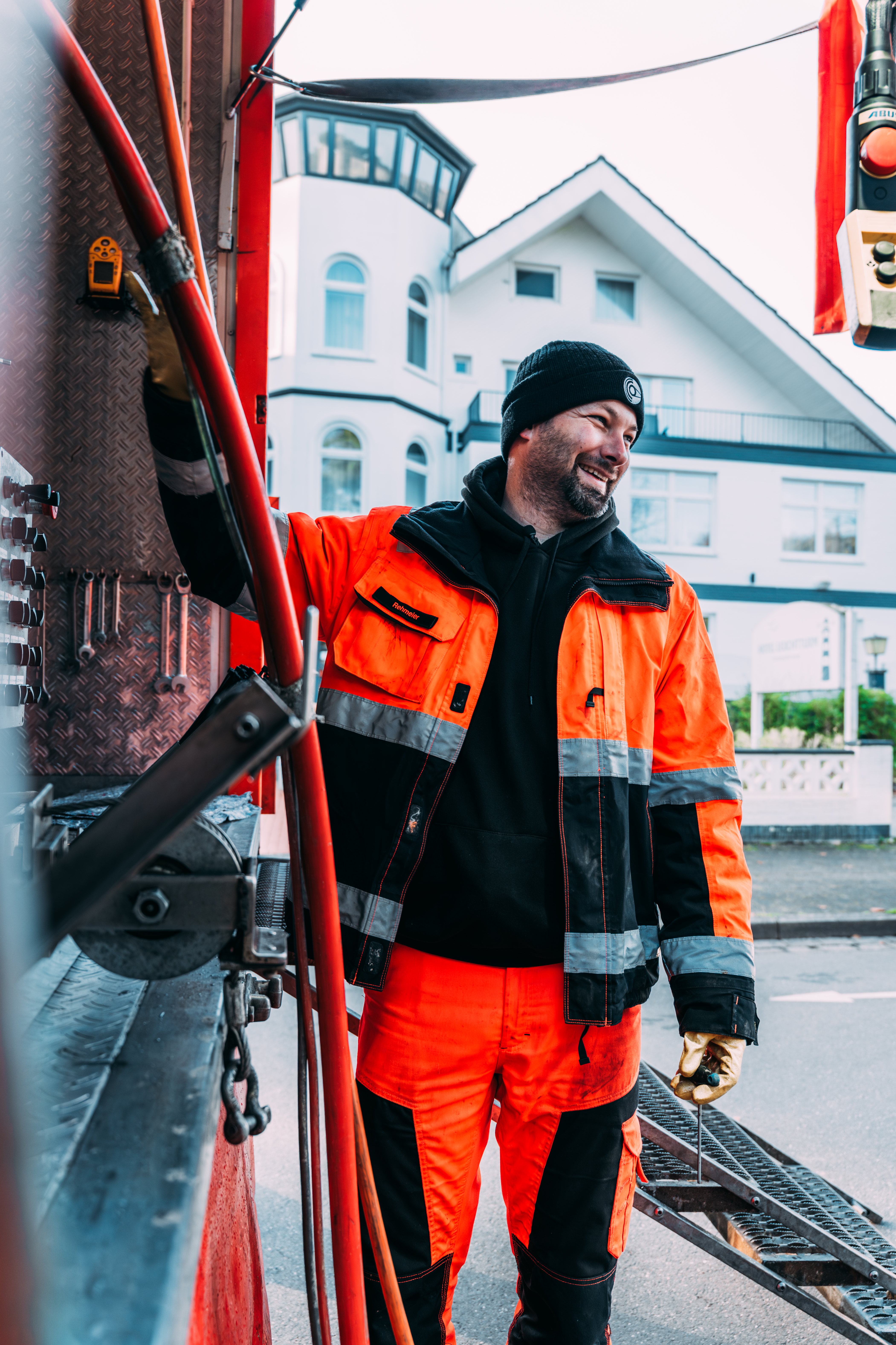 Sanierungsmitarbeiter mit Technik am Fahrzeug