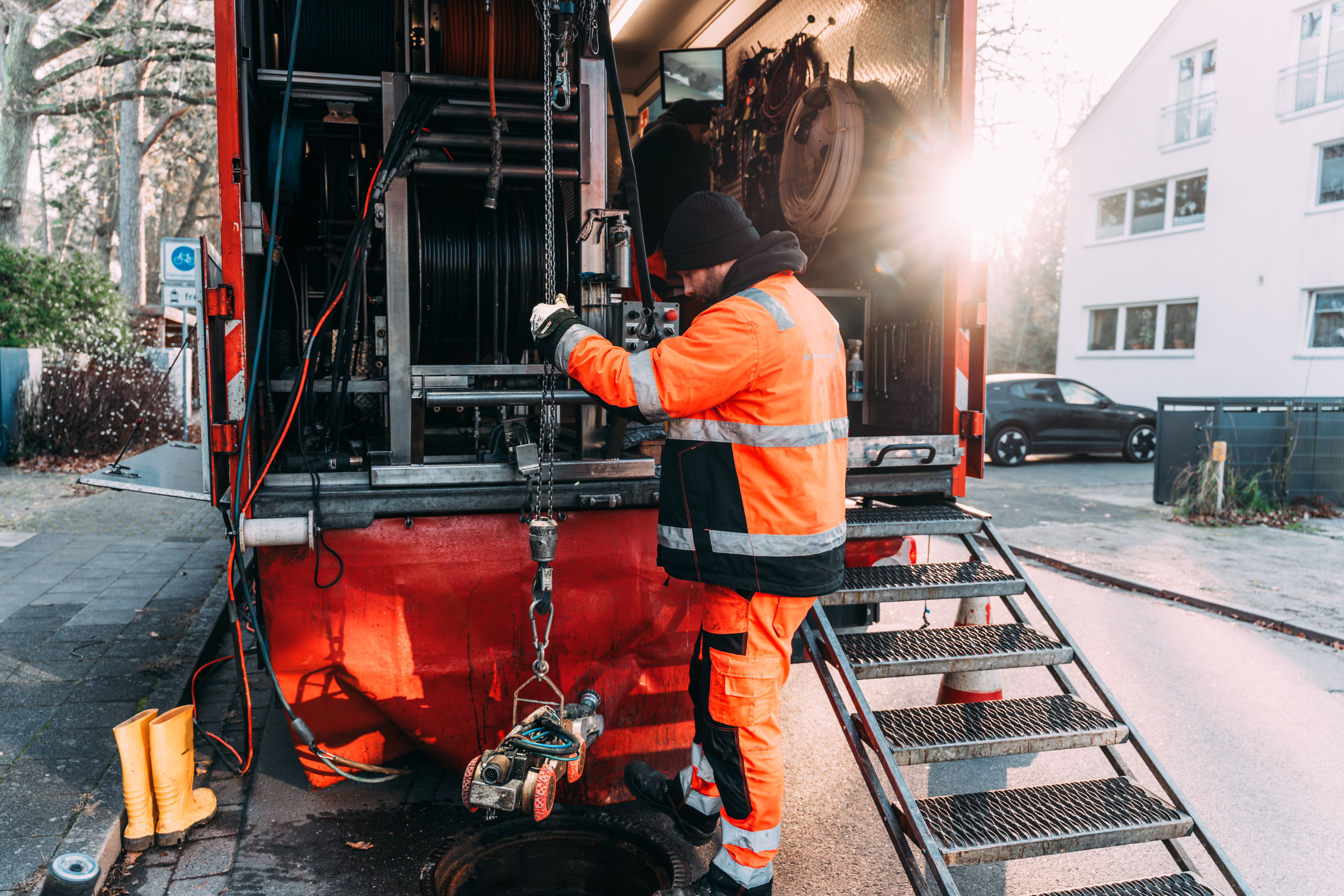 Mitarbeiter auf der Baustelle am Fahrzeug mit dem Janssen Verfahren
